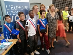 Forum Carrierres M le maire, élus  et députée en visite sur le stand.jpg